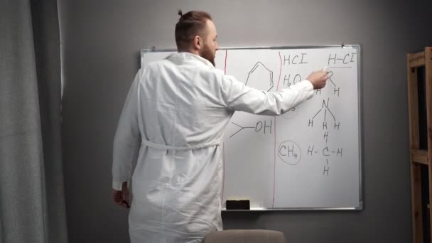 Belajar Online Guru Kimia Positif Berdiri Dekat Papan Tulis Dengan — Stok Video