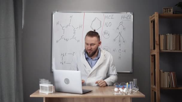 Millennial Chemistry Teacher Gives Online Lesson Webcam Home Blogger Broadcasts — Stock Video