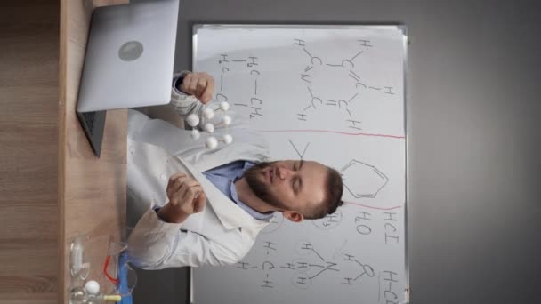 Ein Jahrtausendealter Chemielehrer Gibt Von Hause Aus Eine Online Lektion — Stockvideo