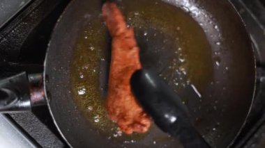 Tavada kızartılmış tavuk göğsü. Yakın plan.