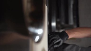 Şefin elleri siyah eldivenli, tavuklu makarnayı tabağa koy. Dikey video