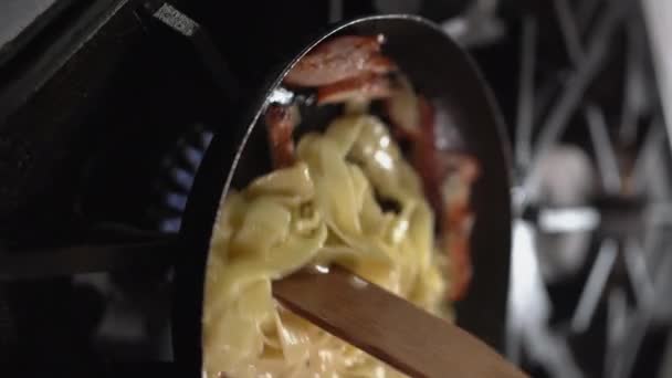 木铲的特写用锅里的鸡肉搅拌意大利面 烹饪的概念 垂直视频 — 图库视频影像