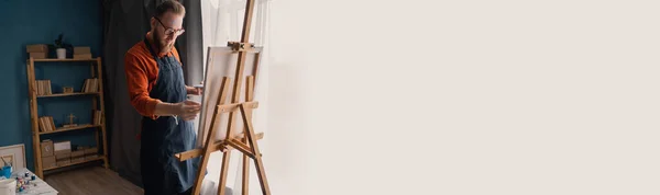 Πορτρέτο Καυκάσιος Γενειοφόρος Αρσενικό Καλλιτέχνη Ποδιά Στο Σπίτι Στούντιο Θέτει — Φωτογραφία Αρχείου