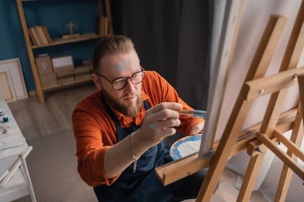 Atraente Homem Artista Pintura Sobre Tela Cavalete Estúdio Casa Usando — Fotografia de Stock