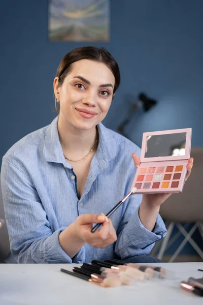 Pengaruh Wanita Muda Yang Cantik Bloger Berbakat Melakukan Makeup Melakukan — Stok Foto