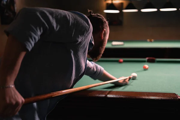 Man Trying Hit Ball Billiards View Shoulder Billiard Room Background — Stock Photo, Image