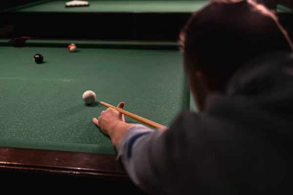 Jogador de bilhar closeup homem esfregando taco com giz, jogo de sinuca na  sala de jogos da piscina