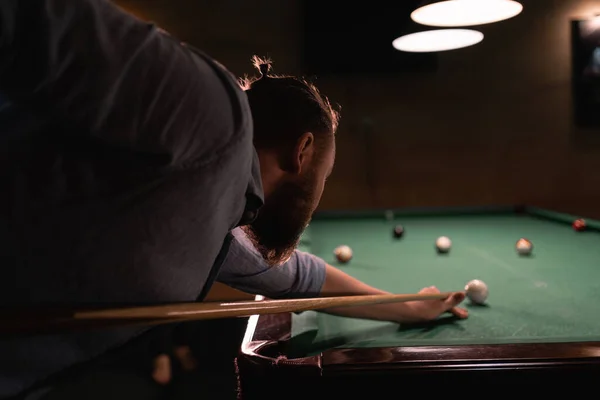 Young Bearded Professional Man Plays Billiards Dark Pool Club Copy — Stock Photo, Image