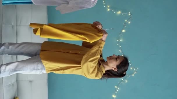 Spendenkonzept Junge Frau Freizeitkleidung Mit Spendenbox Hause Eine Frau Spendet — Stockvideo