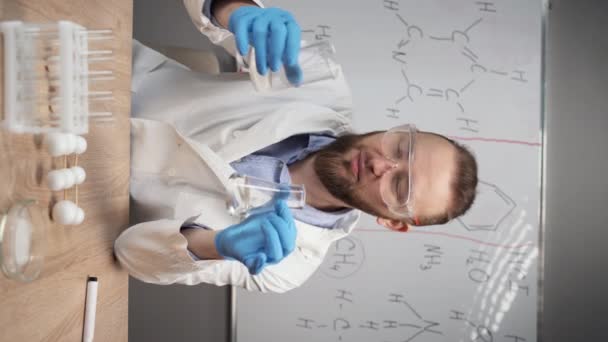 Nauczyciel Lub Korepetytor Chemii Siedzi Tle Tablicy Znamionowej Wzorami Chemicznymi — Wideo stockowe