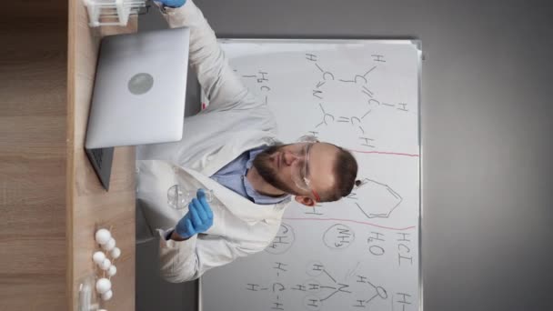 Ein Chemielehrer Gibt Von Hause Aus Einen Online Unterricht Webcam — Stockvideo
