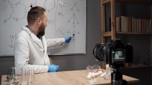 Online Učitel Chemie Zaznamenává Vlog Domácím Video Studiu Doma Pozadí — Stock video
