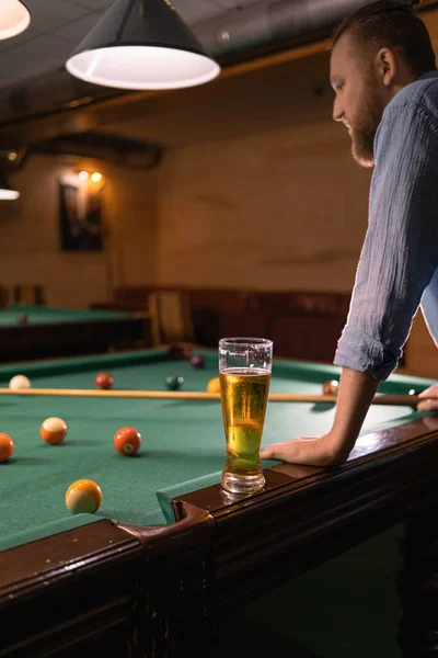 Homem Sério Mesa Bilhar Com Cerveja Fresca Copo Cerveja Gelada — Fotografia de Stock