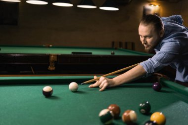 Bilardo bilardo oynayan beyaz bir adam. Amerikan bilardo bilardosu. Bilardo sporu konsepti.