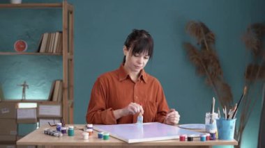 Kafkasyalı mutlu bir kadın evde resim çiziyor, sanat terapisi görüyor, hafta sonları vakit geçiriyor, Uzay 'ı kopyalıyor..