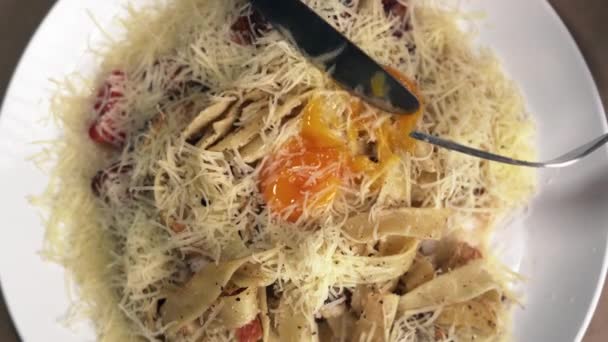 Carbonara Nudeln Man Isst Spaghetti Mit Bauchspeck Parmesan Und Sahnesoße — Stockvideo