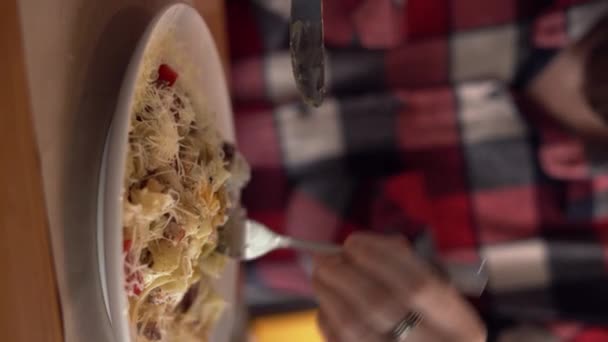Hombre Come Pasta Italiana Restaurante Envuelve Pasta Tenedor Con Cuchillo — Vídeos de Stock