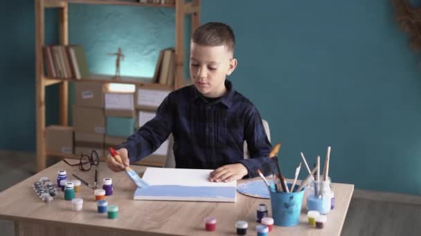 Schüler Zeichnen Und Malen Farben Auf Die Leinwand Mit Farben — Stockvideo