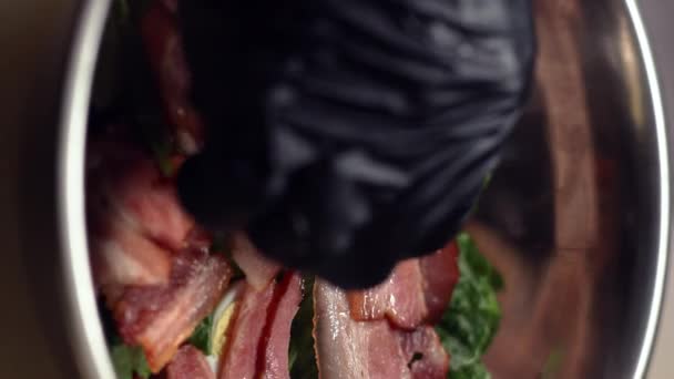 大厨烹调受欢迎的经典凯撒沙拉 把炸鸡胸肉放在碗里 餐厅概念 垂直录像 — 图库视频影像