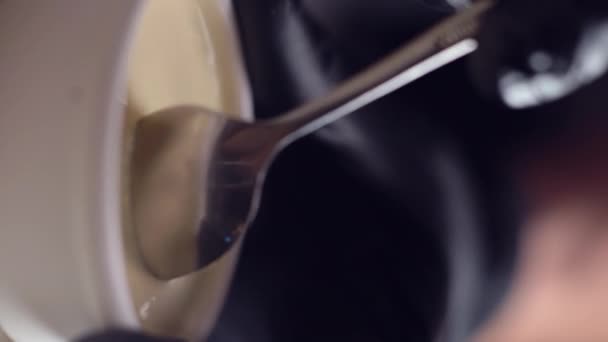 凯撒色拉调料从陶瓷碗中取出 垂直录像 — 图库视频影像