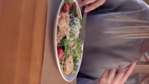 Genç Sarışın Kadın Bir Restoranda Taze Salata Yiyor Kavrulmuş Sezar — Stok video