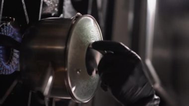 Aşçı mutfakta kaynar suda makarna yapar ya da tencerede restoran gaz sobası. Dikey video