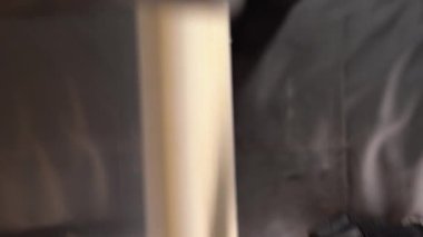 Şef tavuk filetosu doğruyor. Aşçı mutfak masasında tavuk eti pişirip kesiyor. Izgara tavuk göğsü. Restoran yemeği konsepti. Dikey video