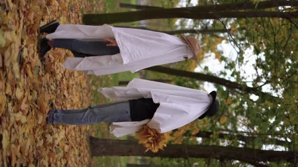 Halloween Koncept Dva Duchové Prostěradlech Slunečních Brýlích Podzimním Lese Svislé — Stock video