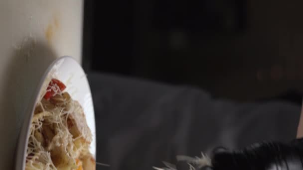 厨师们的特写镜头 用意大利面团芝士酱和白色奶油酱汁在木桌上烹调意大利面团 烹饪食谱 餐厅业务 垂直视频 选择性焦点 — 图库视频影像