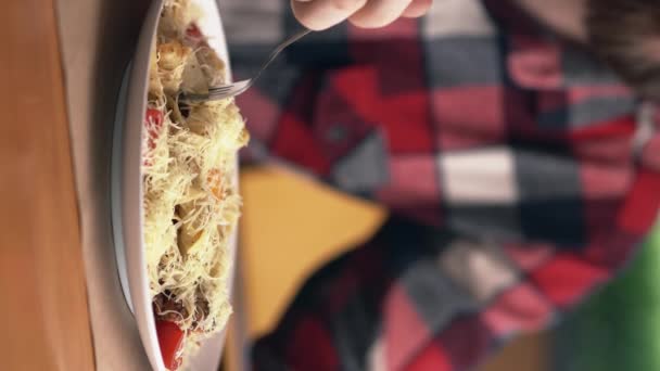 Młody Człowiek Lunch Makaronem Przytulnej Włoskiej Restauracji Pojęcie Kuchni Włoskiej — Wideo stockowe