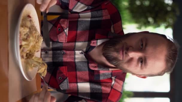 Homme Caucasien Mange Des Pâtes Italiennes Avec Bacon Poitrine Poulet — Video
