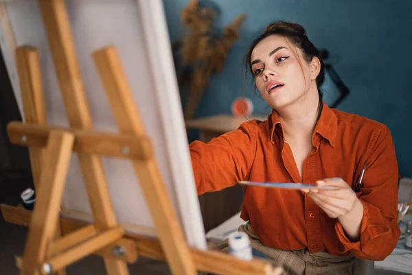 Creativo Artista Latino Sta Lavorando Nuovo Dipinto Felice Giovane Signora — Foto Stock