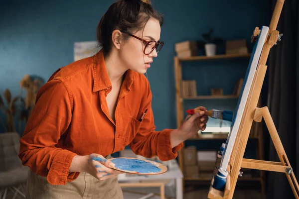 Büyük Bir Tuvale Fırçayla Resim Yapan Tanınmamış Bir Kadın Sanatçı — Stok fotoğraf