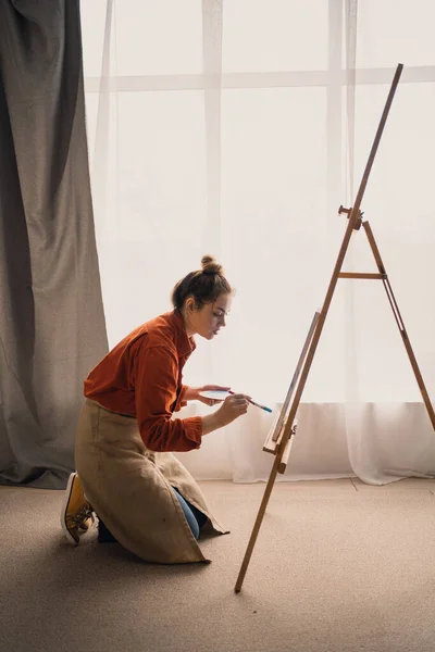Woman Painter Sitting Floor Front Canvas Drawing Artist Studio Interior — Stock Photo, Image