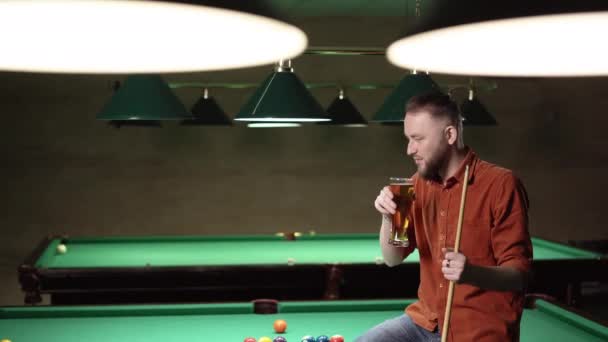 Jovem Caucasiano Bebendo Cerveja Perto Mesa Bilhar Bar Espaço Cópia — Vídeo de Stock