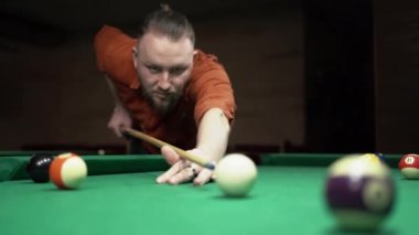 Adam bilardoda topa vurmaya çalışıyor. Amerikan bilardosu. Bilardo sporu konsepti. Boşluğu kopyala