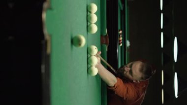 Beyaz adam bilardo oynuyor. Bilardo oynuyor. Rus bilardo oyunu. Bilardo sporu konsepti. Dikey video