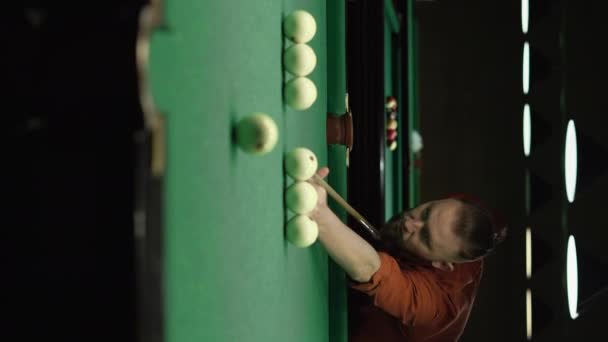 白人男性がビリヤードゲームをしてる ロシアのビリヤードゲーム ビリヤードのスポーツコンセプト 垂直ビデオ — ストック動画