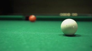 Bilardo oyunu, bilardo masası, ıstaka topu deliğe sokar, bilardo oyunu süreci. Boşluğu kopyala