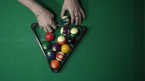 Man Verzamelen Biljartballen Driehoek Rek Met Nummers Tafel Bovenaanzicht Vlakke — Stockvideo
