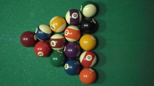 台球池游戏 三角形的彩球损坏与主杆 顶部视图 绿色桌布 复制空间 — 图库视频影像