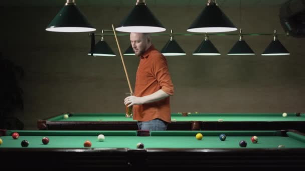 Konzentrierte Mann Schlug Den Ball Billard Spieler Bricht Eine Kugel — Stockvideo