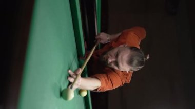 Bilardo masasında bilardo topları, spor, eğlence, oyun, yarışma. Bilardo sporu konsepti. Dikey video