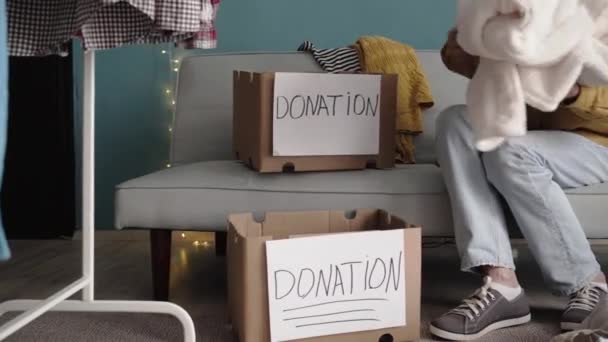 Женщина Готовила Дома Старую Одежду Бедных Упаковка Коробки Ткани Донорской — стоковое видео
