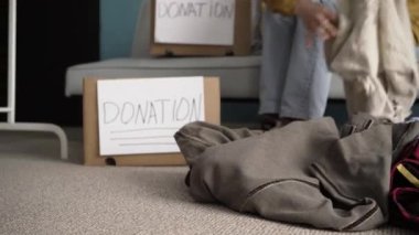 Bağış kıyafetleri konsepti. Bağış kutusu dolu İspanyol kadın. Boşluğu kopyala