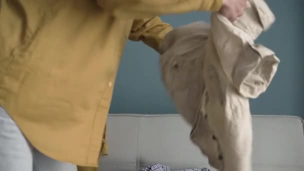 Close Mulher Preparando Roupas Velhas Usadas Casa Colocando Caixa Pano — Vídeo de Stock