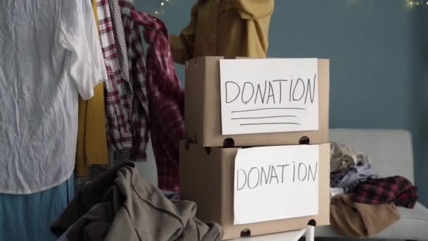 Κουτί Δωρεάς Για Φτωχούς Ρούχα Κοντινό Πλάνο Γυναίκας Κουτιά Δωρεών — Αρχείο Βίντεο