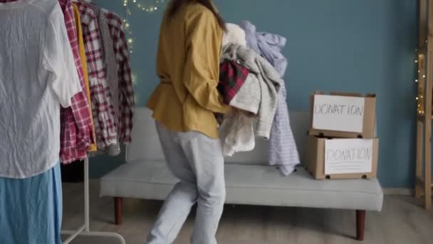 Odasındaki Bağış Kutusuna Kıyafet Koyan Kadın Bağış Konsepti — Stok video