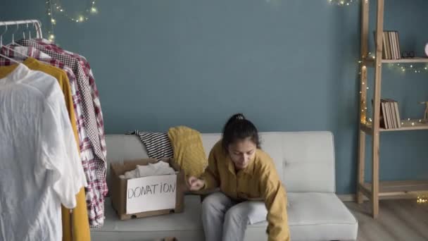 Femme Mettant Des Vêtements Dans Boîte Don Dans Maison Concept — Video