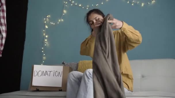 Młoda Piękna Kobieta Sortująca Garderobę Domu Pakująca Pudełka Datki Koncepcja — Wideo stockowe
